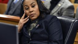 ARCHIVO - La fiscal del condado de Fulton, Fani Willis, asiste a una audiencia sobre el acusado Harrison Floyd, un dirigente de la organización Voces Negras por Trump, como parte de la causa por interferencia electoral en Georgia, 1 de noviembre de 2023, en Atlanta. Una amiga de la fiscal Fani Willis testificó el jueves 15 de febrero de 2024 que la relación personal de Willis con un fiscal especial empezó antes de que éste fuera contratado para el caso de interferencia electoral contra Donald Trump.(Dennis Byron/Hip Hop Enquirer via AP, File)