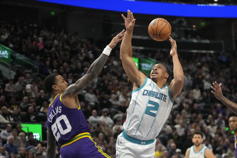 El escolta de los Hornets de Charlotte, Grant Williams (2), recibe una falta del alero del Jazz de Utah, John Collins (20), durante la segunda mitad del partido de baloncesto de la NBA, el jueves 22 de febrero de 2024, en Salt Lake City. (AP Foto/Rick Bowmer)