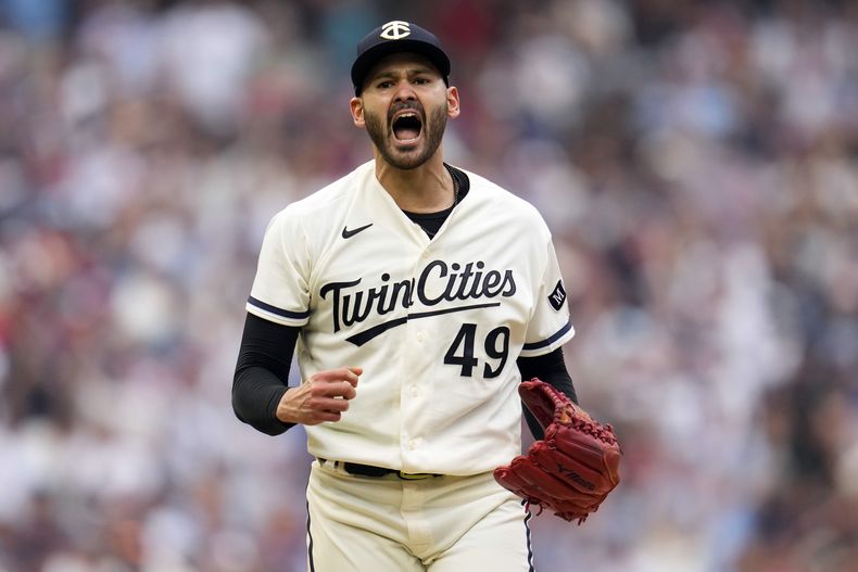 El venezolano Pablo López, abridor de los Mellizos de Minnesota, festeja luego de lograr un ponche en el primer juego de la serie de comodines de la Liga Americana, ante los Azulejos de Toronto (AP Foto/Abbie Parr)