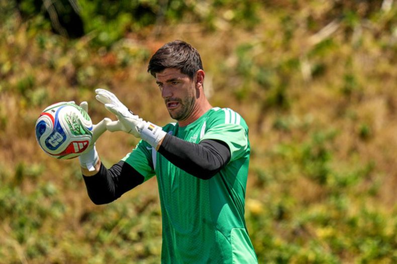 Thibaut Courtois, arquero de Bélgica, entrena el jueves 9 de julio de 2026 en Carson, California (AP Foto/Andre Penner)