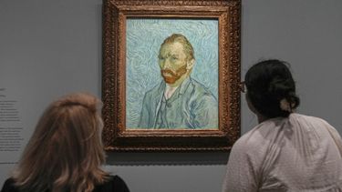 La gente mira el Autorretrato de Vincent Van Gogh de 1889, en un recorrido de prensa de la exposición Van Gogh en Auvers-sur-Oise: Los últimos meses en el Museo de Orsay de París, el viernes de septiembre. 29 de febrero de 2023. La exposición se abre al público del 3 de octubre de 2023 al 4 de febrero de 2024 se enfoca en los dos meses previos a su muerte a los 37 años el 29 de julio de 1890. (Foto AP/Michel Euler)