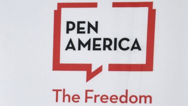 ARCHIVO - Un logotipo en los premios literarios PEN America el 2 de marzo de 2023, en Nueva York. Ante el descontento generalizado por su respuesta a la guerra entre Israel y Hamas, el grupo de escritores PEN America canceló el 22 de abril de 2024 su ceremonia anual de entrega de premios. Decenas de nominados se habían retirado del evento, que se iba a realizar la próxima semana. (Foto Evan Agostini/Invision/AP, archivo)