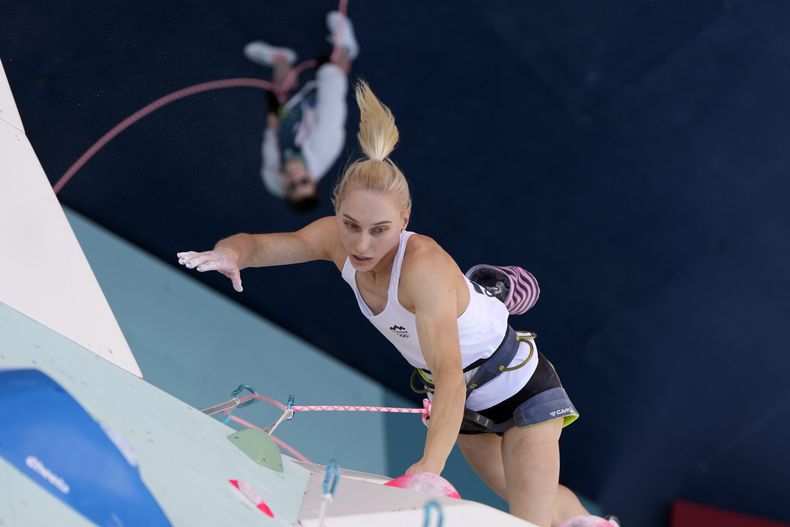 La eslovena Janja Garnbret compite en la final de boulder y lead de la escalada deportiva de los Juegos Olímpicos de París, el sábado 10 de agosto de 2024, en Le Bourget, Francia. (AP Foto/Christophe Ena, Pool)