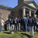Estudiantes, docentes y miembros de la comunidad de la Universidad de Harvard durante una protesta, el jueves 17 de abril de 2025, en Cambridge, Massachusetts. (AP Foto)