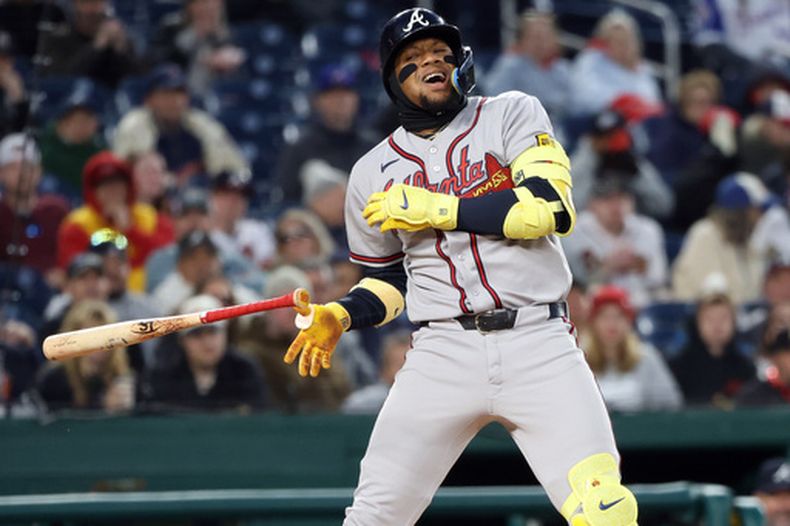 Ronald Acuna Jr., de los Bravos de Atlanta, es golpeado por un lanzamiento durante la cuarta entrada del juego de béisbol de Grandes Logas contra los Nacionales de Washington, el lunes 20 de abril de 2026, en Washington. (AP Foto/Daniel Kucin Jr.)