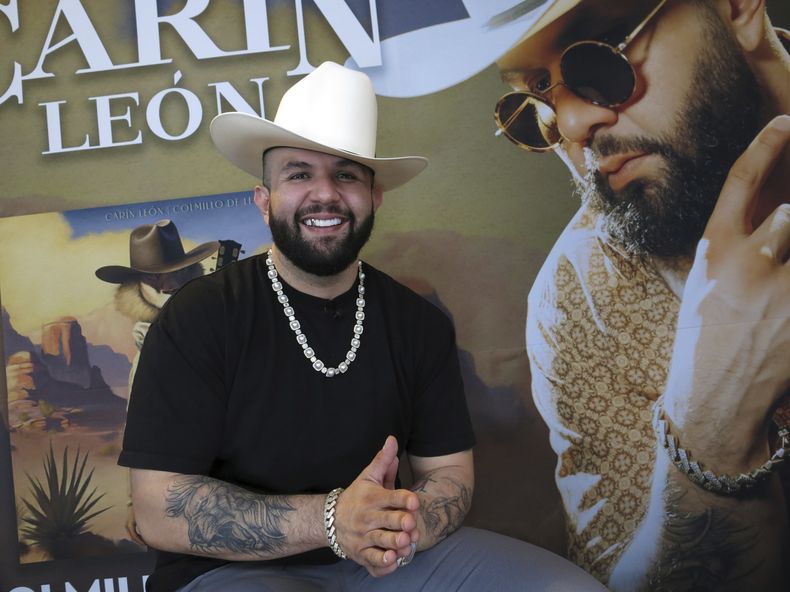 ARCHIVO - El cantante de música regional mexicana Carin León posa para un retrato durante una entrevista en la Ciudad de México el miércoles 17 de mayo de 2023. León se presentará en un número musical en los Latin Grammy, que se entregarán el 16 de noviembre en Sevilla, España. (Foto AP/Berenice Bautista, archivo)