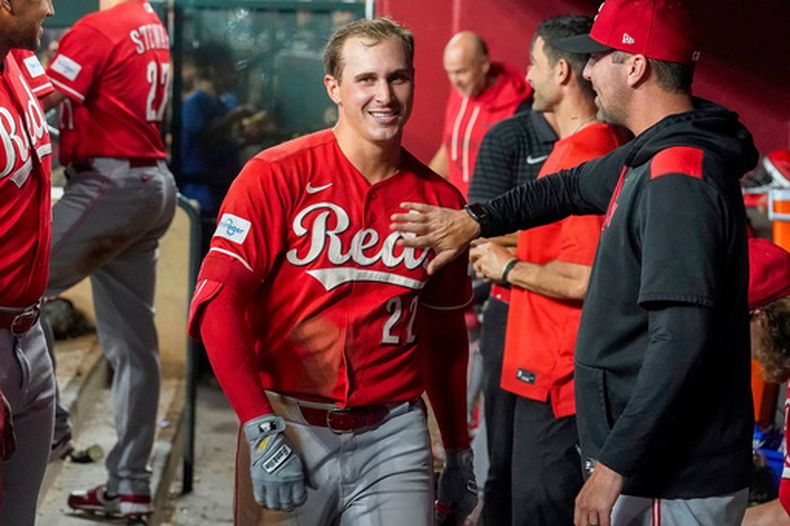 JJ Bleday, de los Rojos de Cincinnati, sonríe en la cueva tras completar el ciclo ante los Diamondbacks de Arizona, el sábado 22 de agosto de 2026 (AP Foto/Darryl Webb)