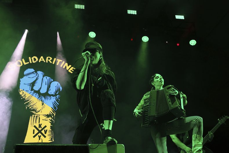 El vocalista ucraniano Eugene Hütz de la banda internacional Gogol Bordello durante su concierto en el Festival Vive Latino en la Ciudad de México el sábado 16 de marzo de 2024. (Foto AP/Ginnette Riquelme)