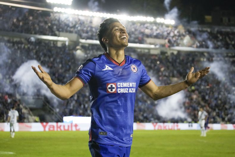 Angel Sepúlveda celebra tras marcar el primer gol de Cruz ante Monterrey en el partido de vuelta de las semifinales del torneo Clausura de México, el domingo 19 de mayo de 2024. (AP Foto/Eduardo Verdugo)
