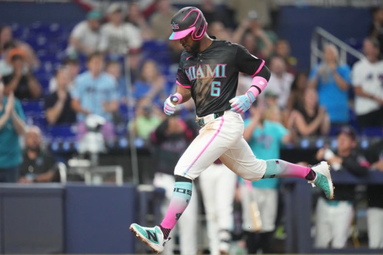 El dominicano Otto López, de los Marlins de Miami, anota una carrera en el juego del sábado 28 de marzo de 2026, ante los Rockies de Colorado (AP Foto/Lynne Sladky)