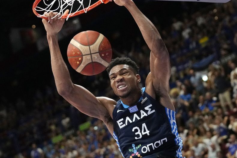 ARCHIVO - El jueves 8 de septiembre del 2022, el griego Giannis Antetokounmpo en el encuentro ante Estonia en el Eurobasquet. El viernes 11 de agosto del 2023 Antetokounmpo se da de baja del Mundial debido a que no está listo tras someterse a una cirugía este verano (AP Foto/Antonio Calanni, Archivo)