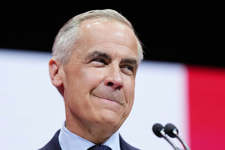 El primer ministro canadiense, Mark Carney, habla a sus partidarios en el escenario de su sede de campaña después de que el Partido Liberal ganara las elecciones canadienses en Ottawa, Ontario, martes 29 de abril de 2025. (Justin Tang/The Canadian Press via AP)