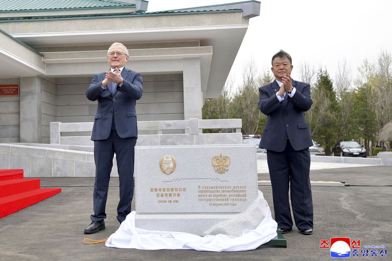 Esta imagen, distribuida por el gobierno norcoreano, muestra el acto inicial de la construcción de un puente entre Corea del Norte y Rusia, en la municipalía de Rason, Corea del Norte, el 30 de abril de 2025. (Agencia Central de Noticias de Corea/Korea News Service vía AP)