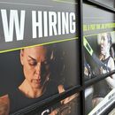 Cartel de contratación de empleados en un gimnasio de Riverwoods, Illinois, el domingo 5 de enero de 2025. (AP Foto/Nam Y. Huh)