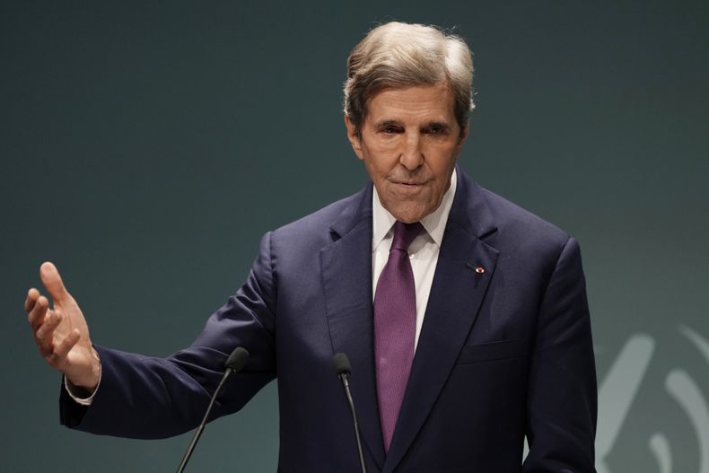 ARCHIVO - John Kerry, enviado especial de Estados Unidos para el clima, habla en conferencia de prensa en el marco de la cumbre climática de Naciones Unidas COP28, el 6 de diciembre de 2023, in Dubái, Emiratos Árabes Unidos. (AP Foto/Kamran Jebreili, archivo)
