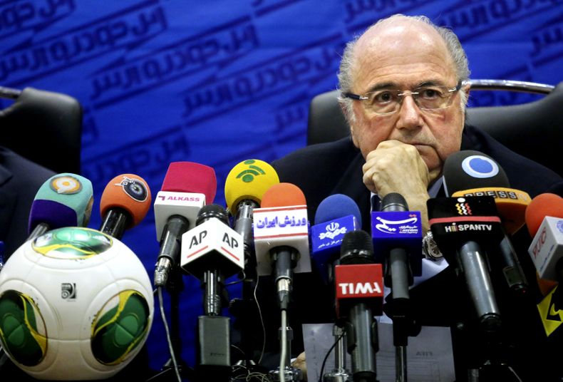 El presidente de la FIFA, Joseph Blatter, escucha preguntas de la prensa en una conferencia el jueves, 7 de noviembre de 2013, en Teher&aacute;n. (AP Photo/Ebrahim Noroozi)