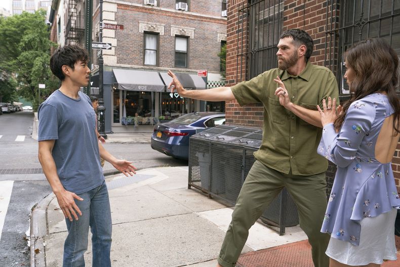 En esta imagen proporcionada por Sony Pictures Classics, Justin Min, de izquierda a derecha, Timothy Simons y Ally Maki en una escena de Shortcomings. (Jon Pack/Sony Pictures Classics vía AP)
