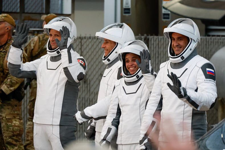 Los astronautas, de izquierda a derecha: el canadiense Joshua Kutryk, el piloto Luke Delaney, la comandante Jessica Watkins y el cosmonauta ruso Sergey Teteryatnikov, en el Centro Espacial Kennedy en Cabo Cañaveral, Florida, el 1 de octubre del 2026. (AP foto/Terry Renna)