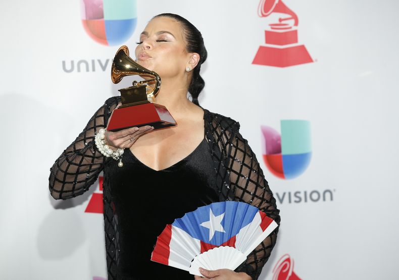 ARCHIVO - Olga Tañón posa en la sala de prensa con el premio al mejor álbum de fusión tropical por Olga Tañón y Punto en la 18a. edición anual de los Latin Grammy en el MGM Grand Garden Arena el jueves 16 de noviembre de 2017, en Las Vegas. (Foto Eric Jamison/Invision/AP)