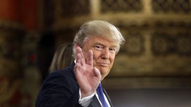 Rivales republicanos de Trump atacan su flexibilidad