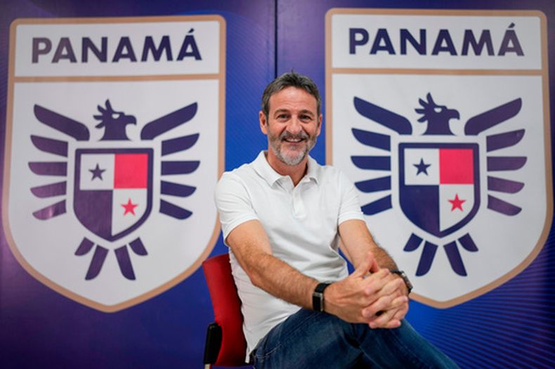 El director técnico de Panamá, Thomas Christiansen, posa para una foto al finalizar una entrevista en Ciudad de Panamá, el martes 28 de abril de 2026. (Foto AP/Matias Delacroix)