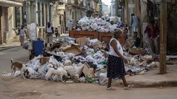 La basura se acumula en una esquina de La Habana, Cuba, el martes 24 de septiembre de 2024. (Foto AP/Ramón Espinosa)