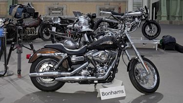 americateve | La motocleta Harley Davidson Super Glide Custom A de 1.585 cc modelo 2013 que fue donada al papa Francisco el a&ntilde;o pasado y que tiene en el tanque de combustible la firma del pont&iacute;fice, es exhibida en Paris, el mi&eacute;rcoles 5 de febrero d