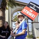 ARCHIVO - Meredith Stiehm, presidenta de la rama oeste del Sindicato de Guionistas de Estados Unidos, durante una protesta frente al estudio de Paramount Pictures, el lunes 8 de mayo de 2023, en Los Ángeles. (Foto AP/Chris Pizzello, archivo)
