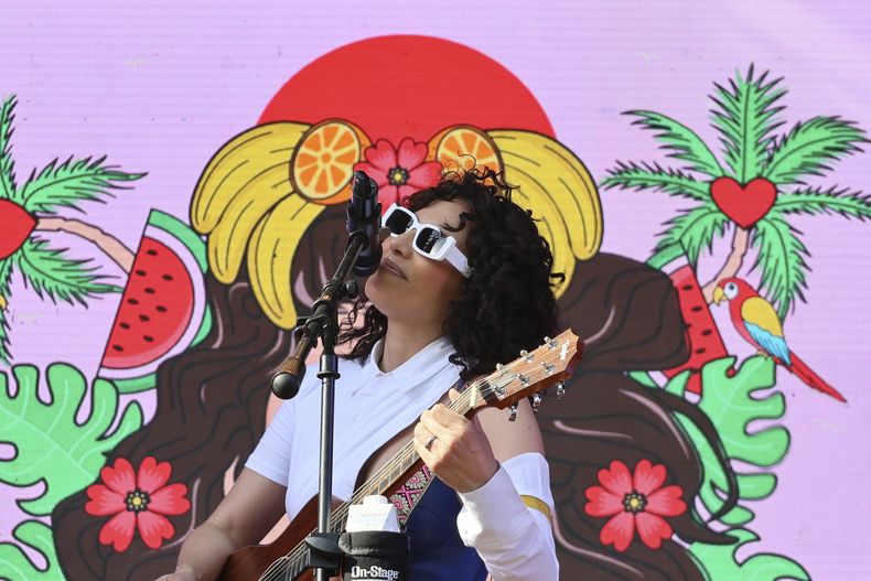 La cantante mexicana Marissa Mur durante su concierto en el Festival Vive Latino en la Ciudad de México el sábado 16 de marzo de 2024. (Foto AP/Ginnette Riquelme)