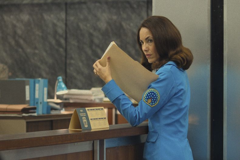En esta imagen proporcionada por Apple TV, Bárbara Mori en una escena de Las Azules (Women in Blue).