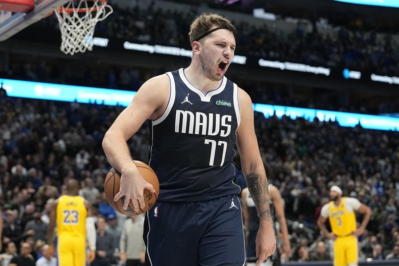 El esloveno Luka Doncic, base de los Mavericks de Dallas, reacciona a una decisión arbitral durante el encuentro del martes 12 de diciembre de 2023, ante los Lakers de Los Ángeles (AP Foto/LM Otero)
