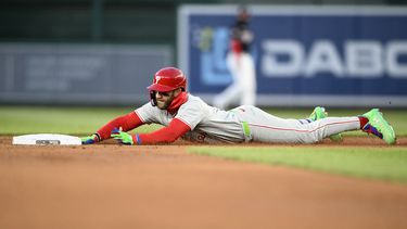 Bryce Harper, de los Filis de Filadelfia, se desliza en la intermedia al conectar un doble en el tercer inning del juego del viernes 5 de abril de 2024, ante los Nacionales de Washington (AP Foto/Nick Wass)