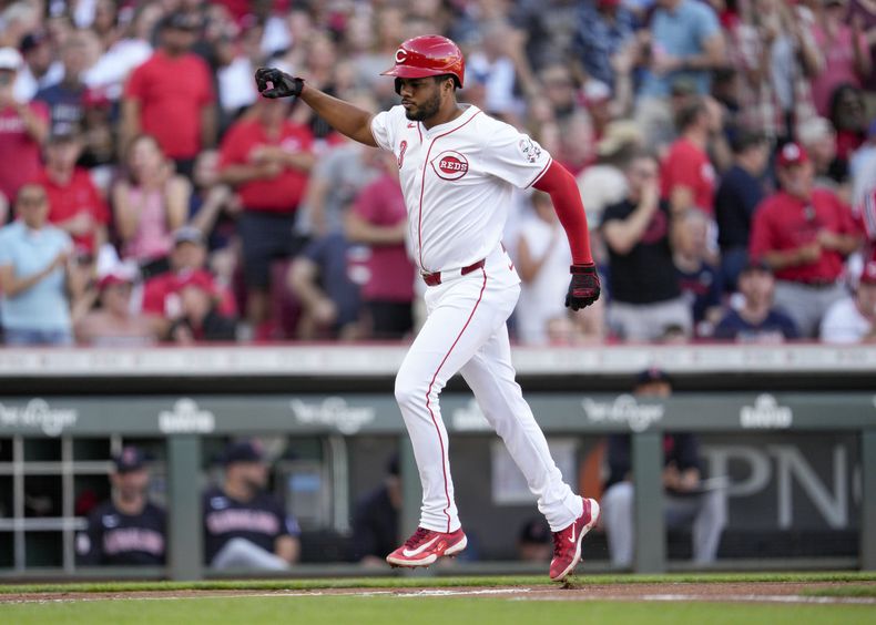 El dominicano Jeimer Candelario, de los Rojos de Cincinnati, recorre las bases luego de conseguir un jonrón solitario ante los Guardianes de Cleveland, el miércoles 12 de junio de 2024 (AP Foto/Jeff Dean)