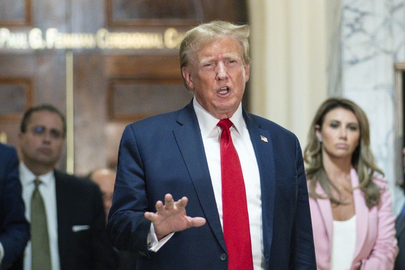 El expresidente Donald Trump habla tras salir del tribunal para tomar un descanso en la Corte Suprema de Nueva York, el jueves 7 de diciembre de 2023. (AP Foto/Eduardo Munoz Alvarez)