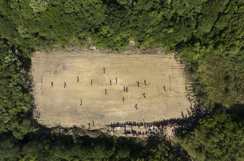 Indígenes participan en un partido de fútbol como parte de los Juegos Indígenas en la comunidad de Tapirema en Peruibe, Brasil, el sábado 22 de abril de 2023. (AP Foto/Andre Penner)