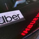 ARCHIVO - Un cartel de Uber en un auto en Glenview, Illinois, EEUU, 17 de diciembre de 2022. Las empresas de taxis por internet Uber y Lyft pagarán en conjunto 328 millones de dólares para resolver un pleito judicial por robo de salarios en Nueva York, informó la procuradora estatal Letitia James el jueves 2 de noviembre de 2023. (AP Foto/Nam Y. Huh, File)