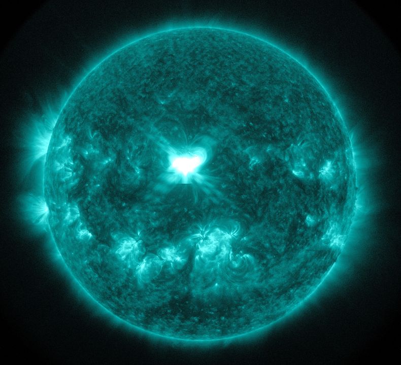Imagen de una llamarada solar detectada a la 1:45 de la tarde hora del este de Estados Unidos (9:45 GMT) el mi&eacute;rcoles 10 de septiembre de 2014, seg&uacute;n esta imagen de luz ultravioleta de la NASA. La tormenta solar lleg&oacute; el viernes a la