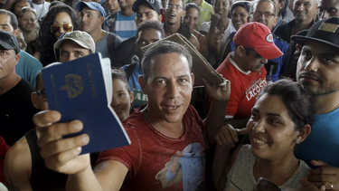 600 inmigrantes cubanos llegan a puerto obaldia mientras sale segunda caravana desde tapachula