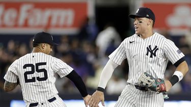El jardinero de los Yankees de Nueva York, Aaron Judge, celebra con Gleyber Torres (25) después de que su equipo derrotó a los Astros de Houston en un juego de béisbol el miércoles 8 de mayo de 2024 en Nueva York. (AP Foto/Adam Hunger)