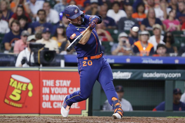 Chas McCormick de los Astros de Houston batea un jonrón ante los Medias Rojas de Boston, el lunes 21 de agosto de 2023. (AP Foto/Michael Wyke)