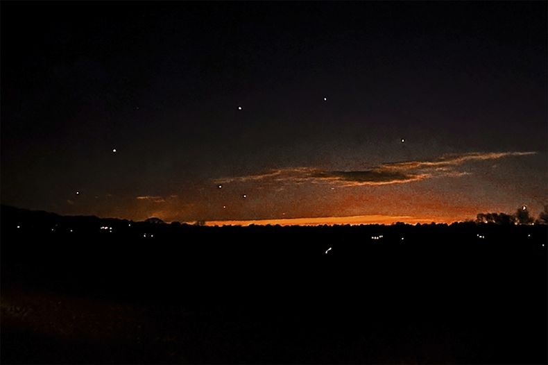 Esta foto suministrada por Trisha Bushey muestra el horizonte al anochecer y puntos luminosos cerca de Lebanon Township, Nueva Jersey, el jueves 5 de diciembre de 2024. (Trisha Bushey vía AP)