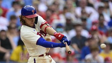 Alec Bohm de los Filis de Filadelfia pega un remolcador sencillo frente a Thaddeus Ward de los Nacionales de Washington en la quinta entradas del juego del sábado 1 de julio del 2023. (AP Foto/Derik Hamilton)