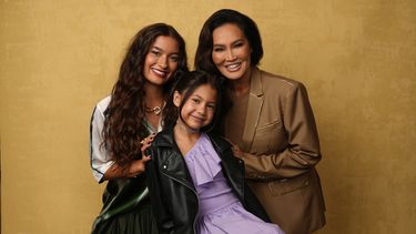 Sydney Agudong, de izquierda a derecha, Maia Kealoha y Tia Carrere posan para un retrato para promocionar Lilo & Stitch durante la Comic-Con International el viernes 25 de julio de 2025, en San Diego. (Foto AP/Chris Pizzello)