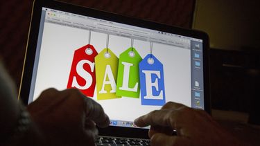Consumidores aprovechan rebajas por internet en “Ciberlunes”