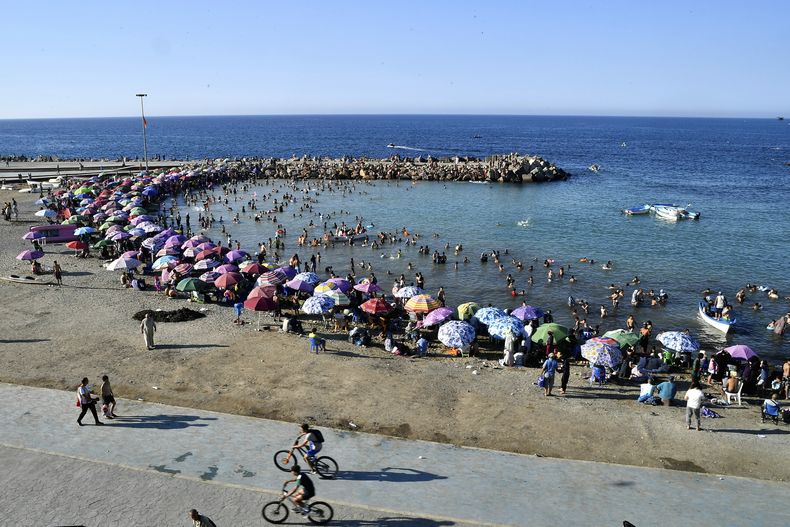 Bañistas disfrutan en la playa en Argel, Argelia, el 18 de julio de 2025. (AP Foto/Fateh Guidoum)