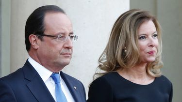 americateve | ARCHIVO - En imagen del 3 de septiembre de 2013, el presidente franc&eacute;s Francois Hollande y su pareja Valerie Trierweiler esperan al presidente alem&aacute;n Joachim Gauckand en el palacio presidencial en Par&iacute;s. La revista Closer public&oacut