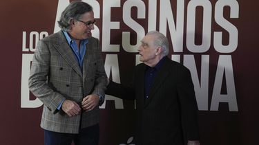 El director y productor Martin Scorsese, derecha, con el director de fotografía mexicano Rodrigo Prieto durante una sesión fotográfica para promover su película Killers of the Flower Moon, en la Ciudad de México el 11 de octubre de 2023. (Foto AP /Fernando Llano)