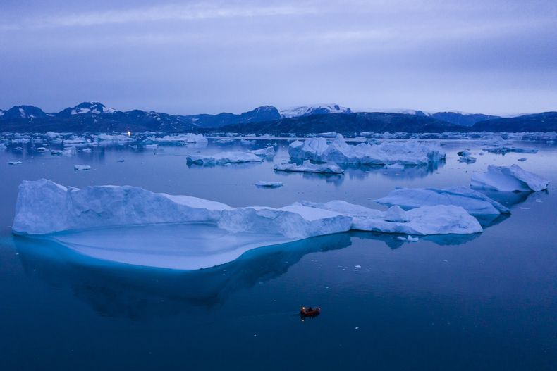 ARCHIVO - Un barco navega cerca de Kulusuk, en el este de Groenlandia, el 15 de agosto de 2019. (AP Foto/Felipe Dana, Archivo)