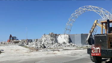 demuelen la tribuna antiimperialista para construir edificios de oficinas