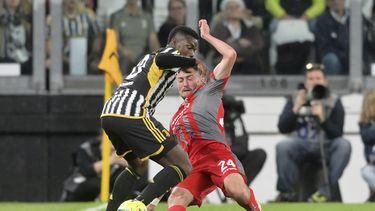 Paul Pogba (izquierda) de la Juventus avanza con el balón en el partido contra Cremonese en la Serie A, el domingo 14 de mayo de 2023. (Tano Pecoraro/LaPresse vía AP)